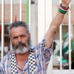 El diputado de IU puño en alto