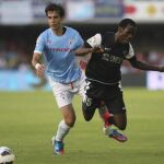 El centrocampista del Celta, Borja Oubiña (i), presiona al delantero camerunés del Málaga CF, Fabrice Olinga