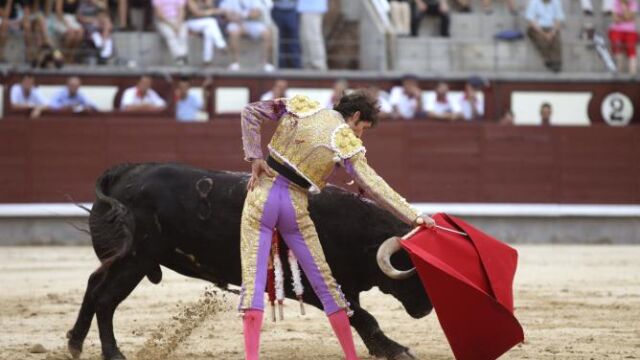 Derechazo del diestro madrileño en su faena al cuarto