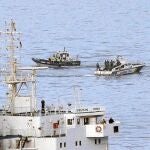 Una patrullera de la Guardia Civil opera en aguas del Estrecho