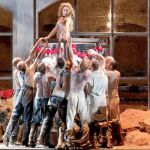 Anna-Eva Köck, como Madame Roux, rodeada de soldados, en la obra