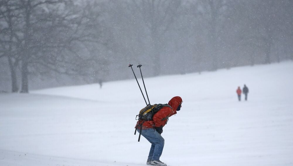 En deportes como esquí, en los que la radiación solar es importante emplear gafas de sol con filtros adecuados
