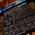 GRAF2921. MADRID, 04/12/2019.- Vista de una pantalla con los puntos del IBEX 35 en el parqué de la Bolsa española este miércoles donde la Bolsa española lidera los avances de Europa al anotarse, minutos después de la apertura, una subida del 0,40 %, una ravalorización con la que intenta poner freno a una racha de cuatro sesiones consecutivas a la baja. EFE/Fernando Alvarado