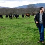 El vicepresidente de la Comunidad de Madrid, Ignacio Aguado, ha recorrido una de las explotaciones ganaderas de la Sierra Norte