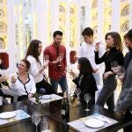 Jóvenes celebrando la Navidad en una cena de empresa