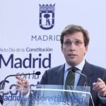 El alcalde de Madrid, José Luis Martínez-Almeida, interviene en un acto de homenaje del Ayuntamiento de Madrid a la Constitución Española en la Plaza de Chamberí, en Madrid (España), el 5 de diciembre de 2019.