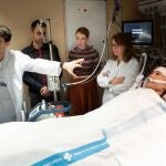 Audrey ( en el centro) recibe las explicaciones de cómo salvaron su vida