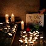 Un centenar de vecinos de Manuel, se ha concentrado esta tarde a las puertas del Ayuntamiento de la localidad para mostrar su repulsa ante la muerte de Marta Calvo y en solidaridad con su familia. EFE/Manuel Bruque