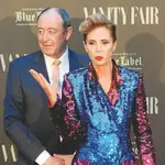 GRAF9041. MADRID, 12/06/2018.- La diseñadora Ágatha Ruiz de la Prada y su acompañante Luis Miguel Rodríguez, durante el photocall previo a la cena de entrega del II premio internacional de periodismo Vanity Fair, que recibirá Iñaki Gabilondo, esta noche en Madrid. EFE/JuanJo Martín