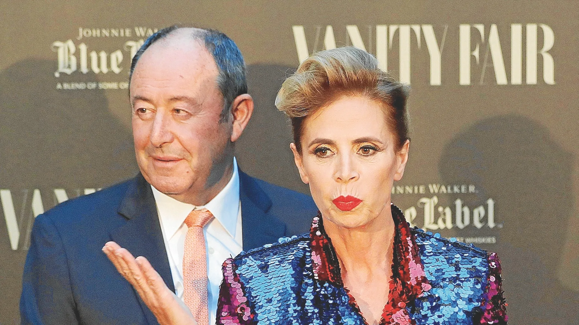 GRAF9041. MADRID, 12/06/2018.- La diseñadora Ágatha Ruiz de la Prada y su acompañante Luis Miguel Rodríguez, durante el photocall previo a la cena de entrega del II premio internacional de periodismo Vanity Fair, que recibirá Iñaki Gabilondo, esta noche en Madrid. EFE/JuanJo Martín