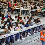 Imagen de archivo de un examen reciente en Gijón. EFE/Alberto Morante