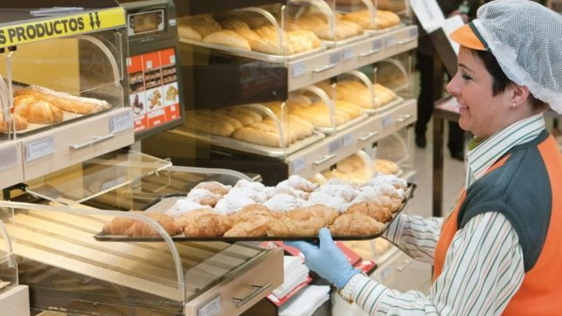 Una trabajadora en un supermercado de Mercadona