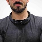 Detalle del Necksound, pionero dispositivo de sonido no invasivo, único en el mundo, con forma de collar sin cables y que revoluciona el escuchar música de forma inalámbrica, con altos estándares de diseño y pensado para favorecer la seguridad