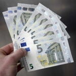 Imaagen de archivo de billetes auténticos de cinco euros