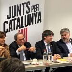 El presidente de la Generalitat, Quim Torra, la portavoz de JxCat en el Congreso, Lausa Borrás, el presidente del grupo parlamentario Andrés Batet y el expresident Carles Puigdemont durante una rueda de prensa sobre las conclusiones de la reunión de JxCat en Bruselas este lunes.