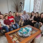 Una familia numerosa posa para LA RAZÓN en Arroyo de la Encomienda (Valladolid)