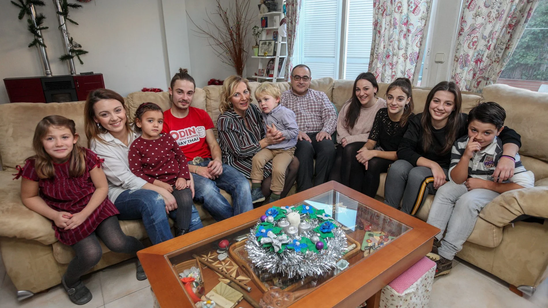 Una familia numerosa posa para LA RAZÓN en Arroyo de la Encomienda (Valladolid)