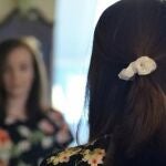 Mujer mirándose en un espejo