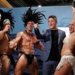 El cantante y compositor español Alejandro Sanz participa junto a un grupo de indígenas en la inauguración del segmento de alto nivel de la Cumbre del Clima COP25, este martes en Madrid.