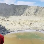 Whakaari / White Island (New Zealand), 09/12/2019.- A handout photo made available by the Auckland Rescue Helicopter Trust and taken by crew aboard the Auckland Westpac Rescue Helicopter shows an aerial view of New Zealand's White Island, 09 December 2019 (issued 10 December 2019). Hopes are low for finding any more survivors after a volcanic eruption on New Zealand's White Island, with questions being asked about why tourists were allowed there. At least five people died, some 30 others were injured and eight people are still missing after the White Island (Whakaari) volcano erupted on 09 December, media reported. (Nueva Zelanda) EFE/EPA/AUCKLAND RESCUE HELICOPTER TRUST / HANDOUT AUSTRALIA AND NEW ZEALAND OUT HANDOUT EDITORIAL USE ONLY/NO SALES