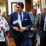 El consejero Juan Carlos Suárez-Quiñones conversa con Yolanda de Gregorio (PP) en presencia de Benito Serrano y de José Antonio de Miguel (PPSO)