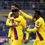 Ansu Fati celebra con Todibo y Wague el histórico gol que marcó en la Champions / Efe