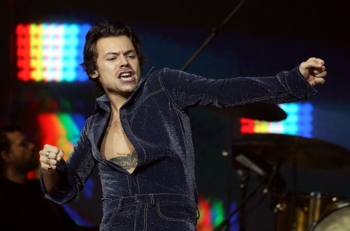 Harry Styles luciendo diseños de Achie Alled-Martínez durante su último concierto07/12/2019 ONLY FOR USE IN SPAIN