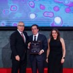 (Der-izq) El presidente del COE, Alejandro Blanco entrega un premio al alcalde de Madrid, José Luis Martínez Almeida, este miércoles, durante la celebración de la XIV Gala Anual del Comité Olímpico Español (COE).