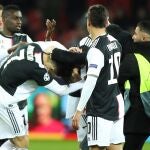 Cristiano Ronaldo, durante su incidente con un aficionado / Efe