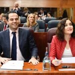 Ignacio Aguado junto a la presidenta de la Comunidad de Madrid, Isabel Díaz Ayuso, en el último pleno celebrado en la Asamblea