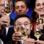 El presidente del Barça, Josep Maria Bartomeu, brinda junto a los miembros de su junta directiva durante la tradicional comida de Navidad del club azulgrana con la prensa