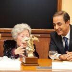 Julia Uceda, en una imagen de archivo, con el rector de la Universidad de Sevilla Miguel Ángel Castro
