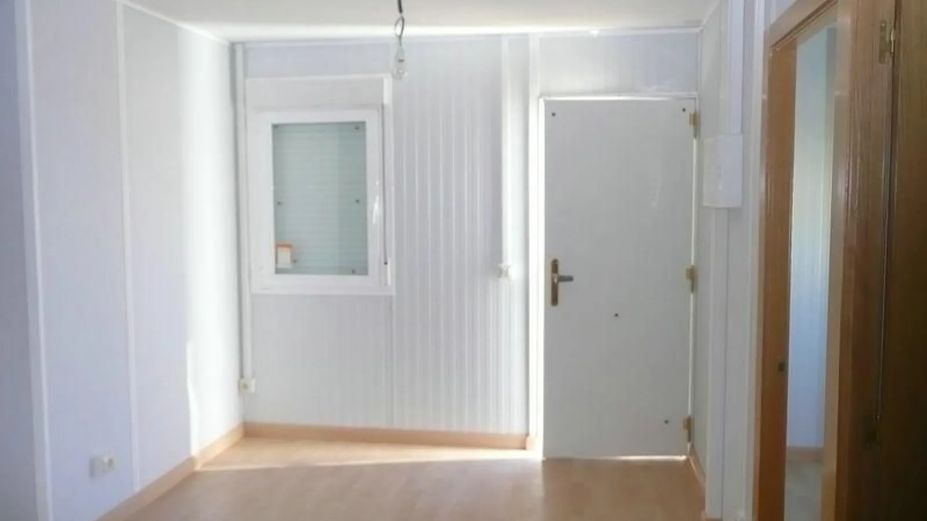 Las casas prefabricadas cuentan con tres habitaciones, baño, cocina y salón, así como con instalación eléctrica para conectar radiadores y climatizar el espacio
