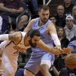 Ricky Rubio y Guduric intentan hacerse con el control del balón
