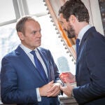 El Presidente del PPE, Donald Tusk, en un encuentro con el líder del Partido Popular, Pablo Casado el pasado diciembre/DAVID MUDARRA