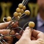 Los bombos de la Lotería de Navidad en el Teatro Real (Madrid). EFE/Ballesteros
