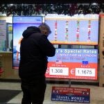 Una persona observa el tipo de cambio en una oficina después de la revalorización de la libra tras la victoria de Boris Johnson en las elecciones británicas.