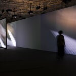 Múltiples pantallas con imágenes en movimiento y sonidos atmosféricos conforman estas instalaciones