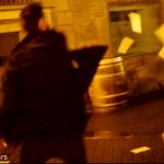 Omar Jerez en el momento en que arroja los pasquines en al Plaza de los Fueros de Alsasua