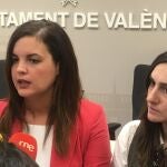 A la izquierda, la vicealcaldesa socialista Sandra Gómez. A su derecha, la concejala socialista Elisa Valía