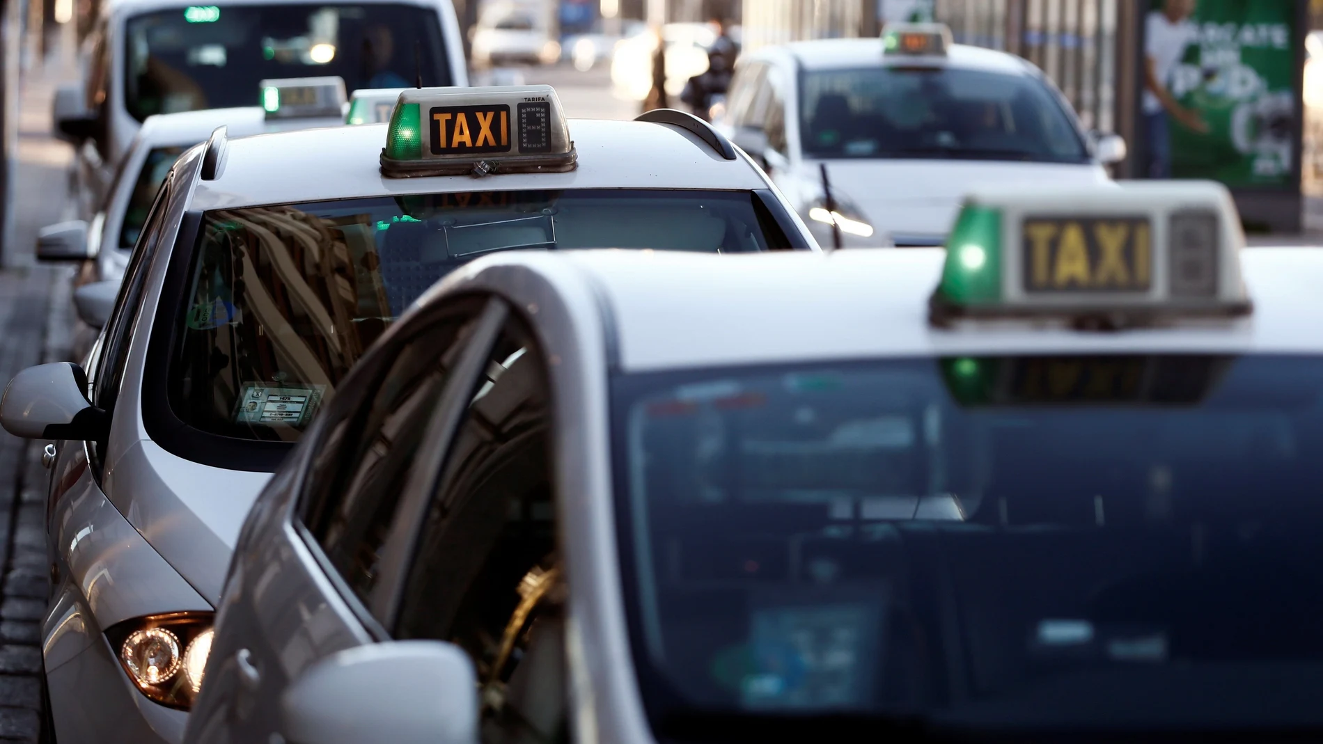 Varios taxis esperan clientes en una parada. EFE/ Mariscal