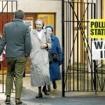 Una monja acude a votar ayer a un colegio electoral de Belfast, la capital de Irlanda del Norte