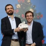 Pablo Casado y José Luis Martínez-Almeida en la comida de Navidad del PP de la Comunidad de Madrid,