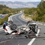 Imagen de uno los vehículos implicados en un accidente en el que fallecieron dos personas y otras dos resultaron heridas, tras una colisión frontal causada por un turismo que circulaba en sentido contrario por la A-7 en el año 2019 | Fuente: EFE/Manuel Lorenzo