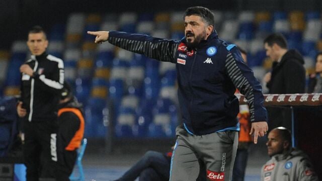 El entrenador del Nápoles, Gennaro Gattuso, da instrucciones durante el partido de la Serie A italiana entre SSC Napoli y Parma Calcio en el estadio San Paolo en Nápoles. EFE/CIRO FUSCO