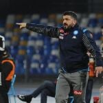 El entrenador del Nápoles, Gennaro Gattuso, da instrucciones durante el partido de la Serie A italiana entre SSC Napoli y Parma Calcio en el estadio San Paolo en Nápoles. EFE/CIRO FUSCO