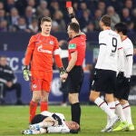 Nübel es expulsado tras golpear brutalmente al delantero serbio