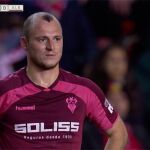 Imagen de Zozulia, mientra se escuchaban los insultos contra él en Vallecas