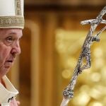 El papa Francisco oficia una misa