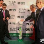 De izda a dcha, el periodista José Ramón de la Morena; José Pérez, presidente de Ecopilas; Florentino Pérez, presidente del Real Madrid; y José Guirao, ministro de Cultura y Deporte, depositan una pila en un recopilador Ecopilas.